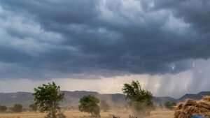 Maharashtra Rain Alert : राज्यात वादळी पावसाचा अलर्ट; शेतकऱ्यांनी खबरदारी घेण्याचे आवाहन 1 Maharashtra Rain Alert : राज्यात वादळी पावसाचा अलर्ट; शेतकऱ्यांनी खबरदारी घेण्याचे आवाहन