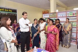 Women's Self-Help Groups : बचत गटांची ‘लोकल टू ग्लोबल’ झेप; अहिल्यानगरमध्ये विक्रमी कर्जवाटप 1 Women's Self-Help Groups : बचत गटांची ‘लोकल टू ग्लोबल’ झेप; अहिल्यानगरमध्ये विक्रमी कर्जवाटप