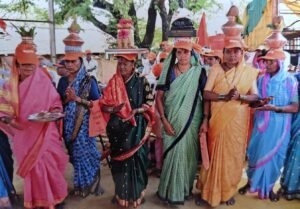 Sri Sathya Sai Rath Yatra :  पुष्पवृष्टी, टाळ-मृदंग अन् जयघोष... श्री सत्यसाईंच्या दिव्य पादुकांनी नगर भक्तिरंगात न्हाले