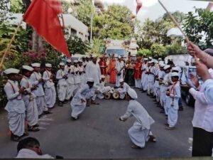 Sri Sathya Sai Rath Yatra :  पुष्पवृष्टी, टाळ-मृदंग अन् जयघोष... श्री सत्यसाईंच्या दिव्य पादुकांनी नगर भक्तिरंगात न्हाले