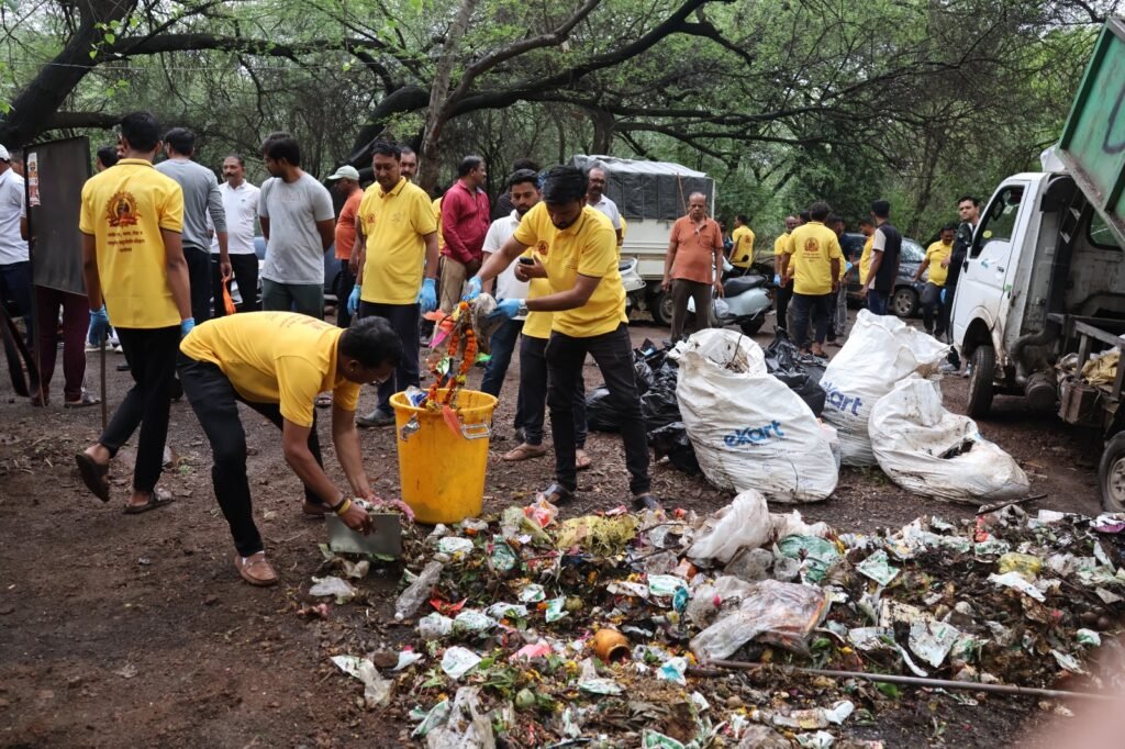 Sunday Cleanliness Campaign : ३०० आठवडे सेवेचा अखंड संकल्प… धर्मवीर युवा प्रतिष्ठानने घडविला स्वच्छतेचा इतिहास IMG 20260705 WA0009 1