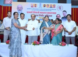 Radhakrishna Vikhe Patil : शेतकऱ्यांना ३६ हजार कोटींची कर्जमाफी : मंत्री राधाकृष्ण विखे पाटील 1 Radhakrishna Vikhe Patil : शेतकऱ्यांना ३६ हजार कोटींची कर्जमाफी : मंत्री राधाकृष्ण विखे पाटील