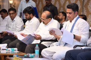 Radhakrishna Vikhe Patil : टंचाईत निष्काळजीपणा खपवून घेणार नाही; अधिकाऱ्यांना विखे पाटलांचा इशारा
