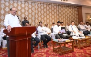 Radhakrishna Vikhe Patil : टंचाईत निष्काळजीपणा खपवून घेणार नाही; अधिकाऱ्यांना विखे पाटलांचा इशारा